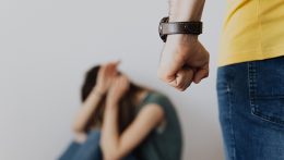 Gyakori az áldozathibáztatás a nők bántalmazásának vizsgálatakor