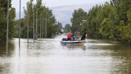 A tűzoltók és katonák több mint 800 embert mentettek ki az árvíz sújtotta területekről Görögországban