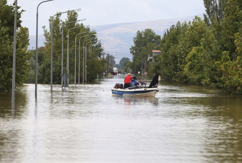 A tűzoltók és katonák több mint 800 embert mentettek ki az árvíz sújtotta területekről Görögországban