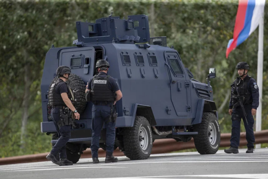 A koszovói rendőrség páncélozott járművekkel vonult ma be Banjskába