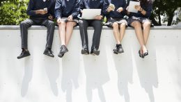 Megkezdték a kötelező iskolai egyenruha bevezetésének tesztelését Franciaországban