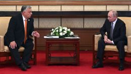 Nem lett volna szabad egy asztalhoz ülnie Orbánnak az orosz elnökkel
