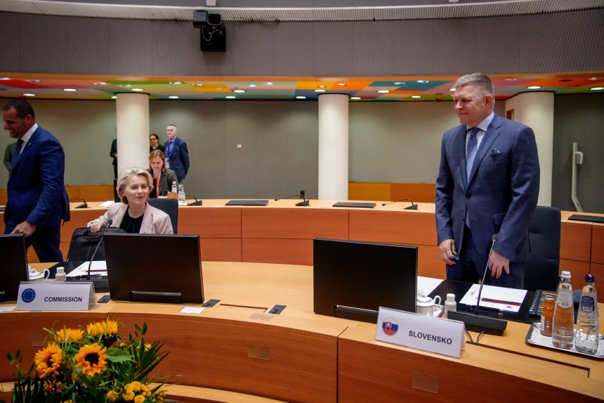 Mást mond és máshogy szavaz Brüsszelben most már a szlovák miniszterelnök is