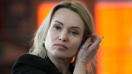 Távollétében nyolc és fél év börtönre ítélték az orosz újságírónőt, aki élő adásban tiltakozott a háború ellen