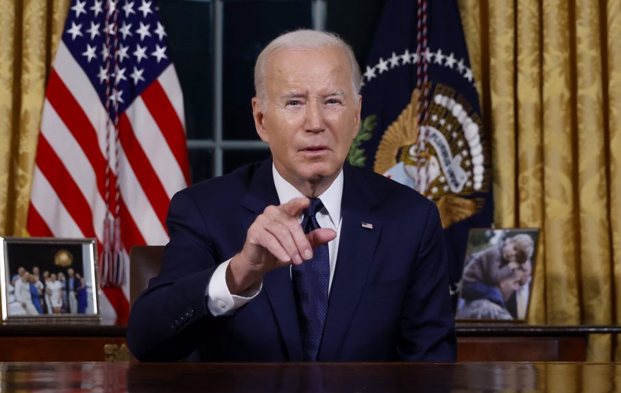 Biden: „Nem hagyjuk, hogy a Hamaszhoz hasonló terroristák és a Putyinhoz hasonló zsarnokok győzzenek“