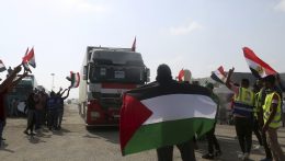 Vasárnap 14 segélyszállító kamion érkezett a Gázai övezetbe Egyiptomból