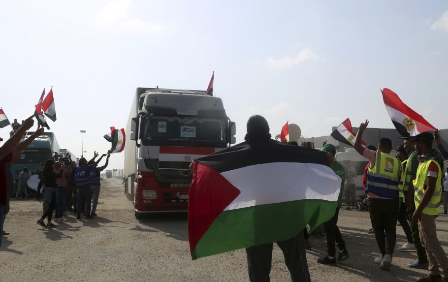 Vasárnap 14 segélyszállító kamion érkezett a Gázai övezetbe Egyiptomból