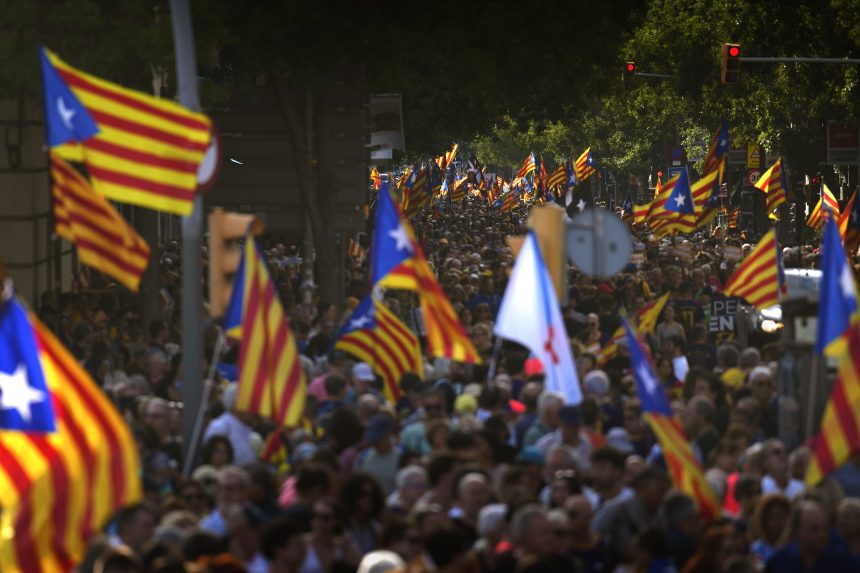 Spanyolország: tízezrek tiltakoztak a katalán szeparatisták amnesztiája ellen