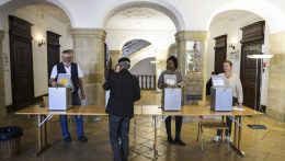 Az előzetes eredmények szerint nemzeti konzervatívok nyerték a svájci választást