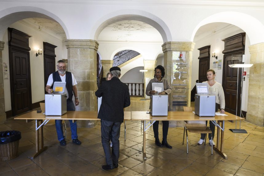 Az előzetes eredmények szerint nemzeti konzervatívok nyerték a svájci választást