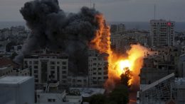 Mindkét oldalról támadja Gázát az izraeli hadsereg