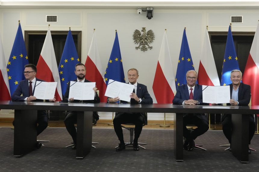 Koalíciós megállapodást írtak alá a kormányzásra esélyes lengyel pártok képviselői