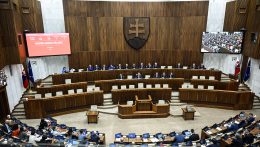 Reggeltől ülésezik a szlovák parlament