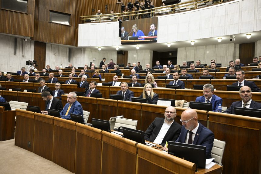 Szerdán 21 óráig tárgyalt a parlament a kormányprogramról, csütörtökön folytatják