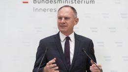 Karner szerint addig maradnak az ellenőrzések a szlovák-osztrák határon, amíg szükséges