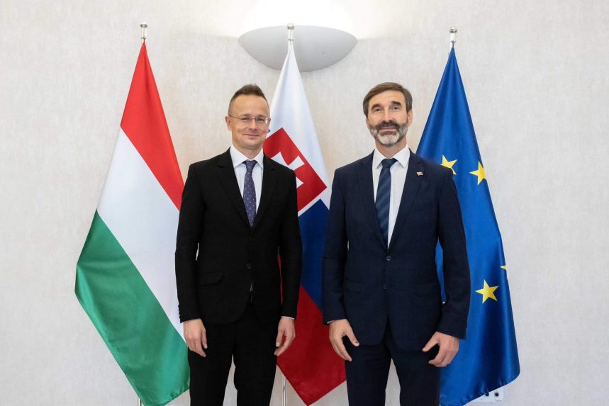A Magyarországgal való együttműködés fejlesztéséről tárgyalt Blanár és Szijjártó