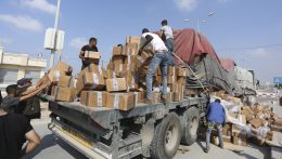Több, mint száz humanitárius segélyt szállító kamion indult útnak Gázába csütörtökön