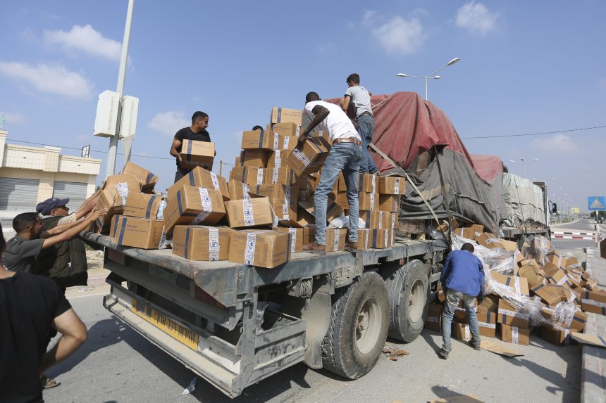 Több, mint száz humanitárius segélyt szállító kamion indult útnak Gázába csütörtökön