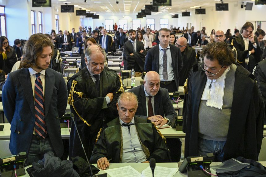 Több mint kétszáz maffiózót ítéltek el az egyik legnagyobb olasz maffiaperben