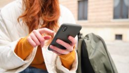 Csalók küldözgetnek hamis SMS-eket a Szlovák Posta nevében