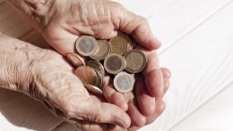 Az idősek 73%-a elégedetlen a nyugdíjával