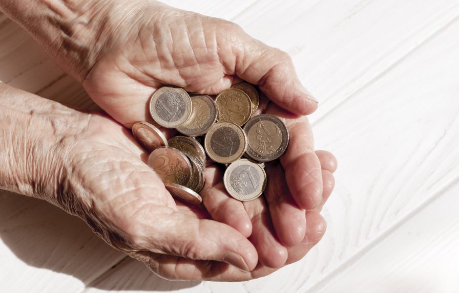 Az idősek 73%-a elégedetlen a nyugdíjával