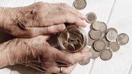 Svájcban a nyugdíjkorhatár megtartása mellett megszavazták a 13.havi nyugdíjat