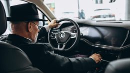 Nem bánna tovább kesztyűs kézzel a 70 feletti sofőrökkel az Európai Unió