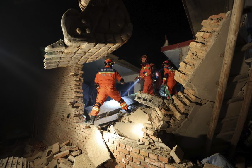 Földrengés pusztított Kínában, mínusz 14 fokban kutatnak a túlélők után