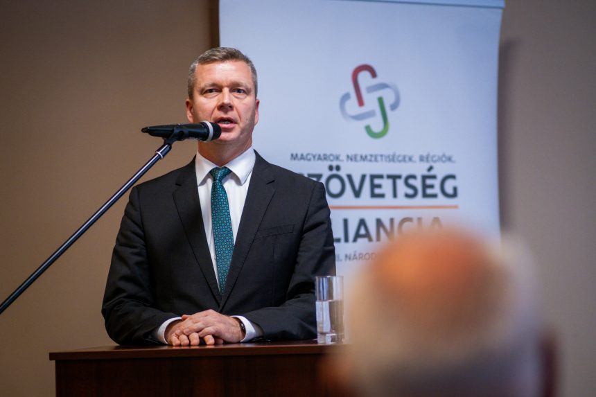 Forró Krisztián szerint nem hátrány magyarként indulni az elnökségért