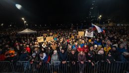 Több ezren tüntettek Pozsonyban a kormány politikája ellen