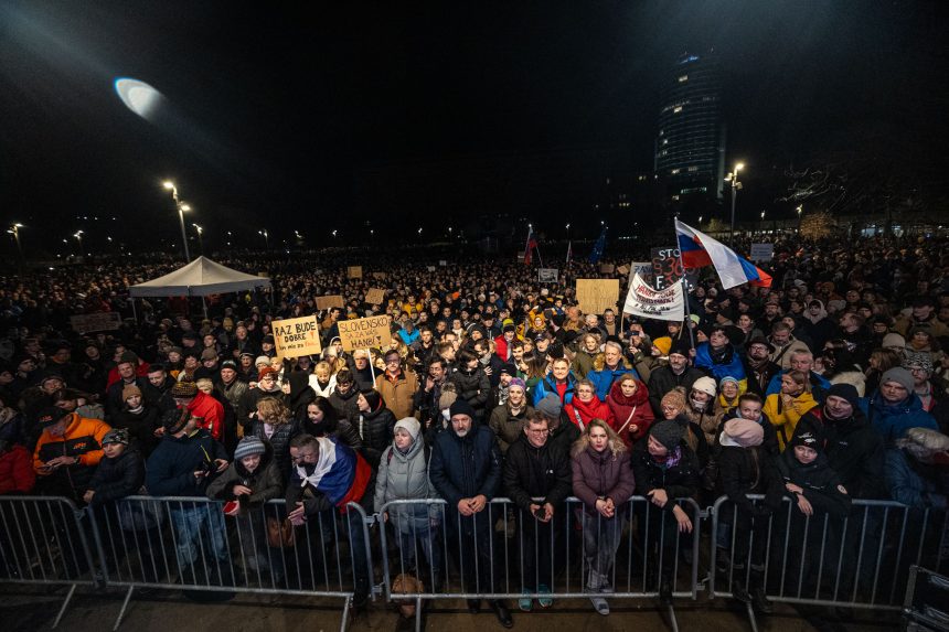 Több ezren tüntettek Pozsonyban a kormány politikája ellen