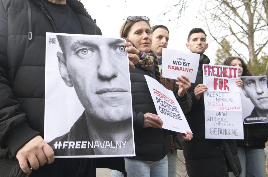 EP: Putyin felelősséggel tartozik Alekszej Navalnij haláláért