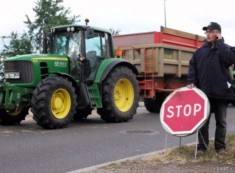 Megfordítják a településtáblákat a francia gazdák, így tiltakoznak