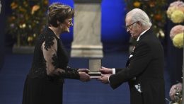 A két magyar Nobel-djjas tiszteletére vasárnap díszkivilágítást kapott a Lánchíd