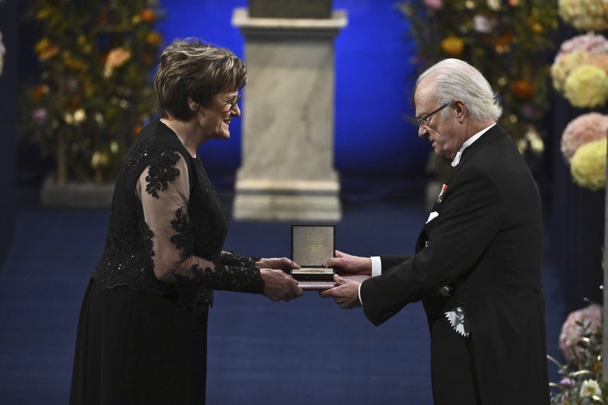 A két magyar Nobel-djjas tiszteletére vasárnap díszkivilágítást kapott a Lánchíd