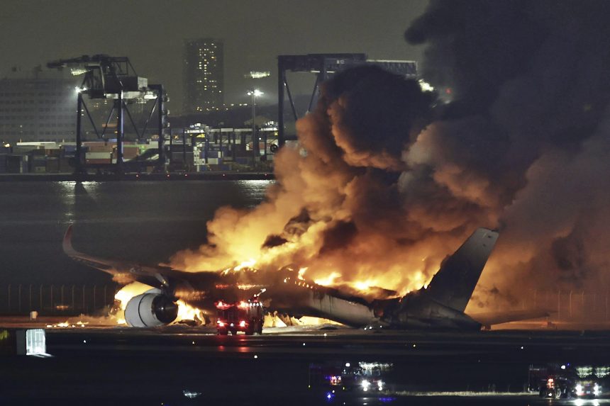 Kigyulladt egy repülőgép a tokiói Haneda repülőtér kifutópályáján