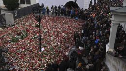 Több százan emlékeztek meg a Károly Egyetem előtt a decemberi lövöldözés áldozatairól
