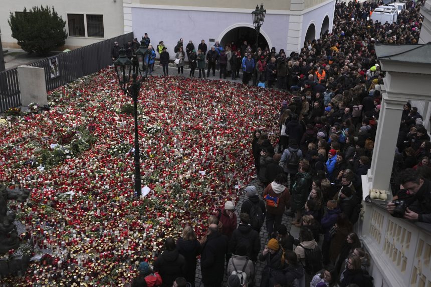 Több százan emlékeztek meg a Károly Egyetem előtt a decemberi lövöldözés áldozatairól
