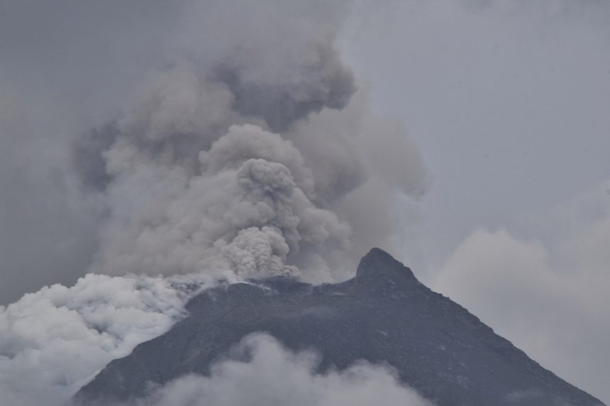 Kitört az indonéz Merapi vulkán Jáva szigetén