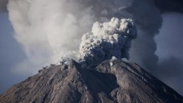 Indonéziában kitört a Lewotobi Laki-laki nevű vulkán, több ezer embert kellett menekíten