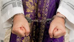 Lengyelországban őrizetbe vettek egy papot egy állítólagos szexorgián elkövetett bűncselekmények miatt
