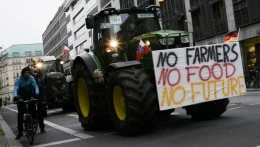 Tüntetnek a német gazdák, meginoghat Olaf Scholtz széke
