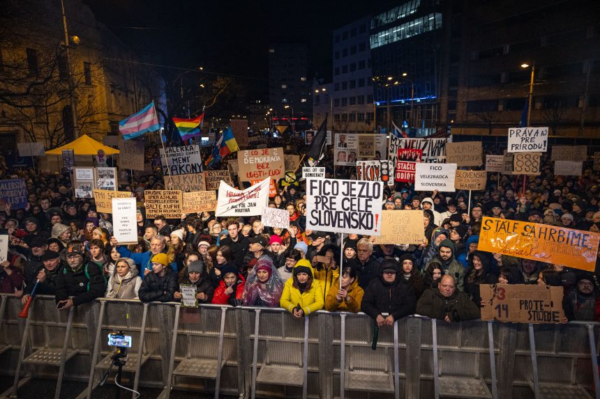 30 ezren tüntettek a kormány ellen Pozsonyban