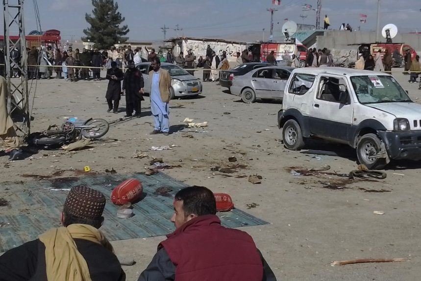 Legalább 28-an meghaltak a pakisztáni robbantásokban, egy nappal a parlamenti választás előtt