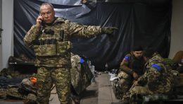 A menesztett ukrán főparancsnok sokkal népszerűbb, mint utóda