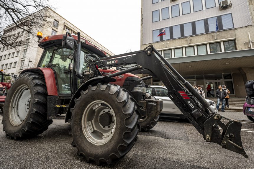 Csütörtökön traktorok lepik el a közutakat