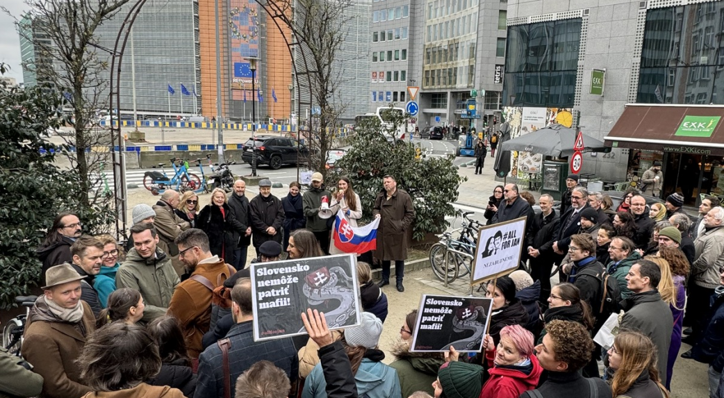 A külföldön élő szlovákiaiak is tisztelegtek Ján Kuciak előtt, és a kormány ellen tiltakoztak