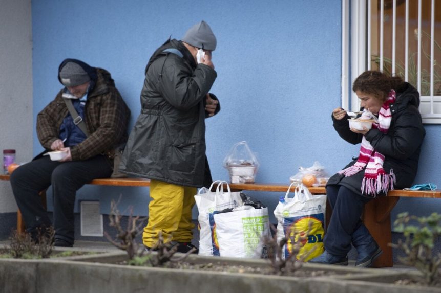 Érsekújvár vezetése a lakossággal közösen segít a hajléktalanoknak