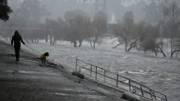 11 millió embert fenyeget árvíz a Kaliforniára lesúlytó vihar miatt